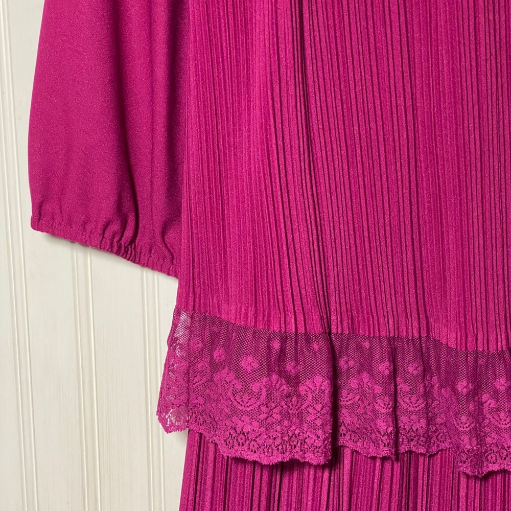 USA VTG Ms Classic Retro Magenta Pleated Lace Chiffon Midi Dress Bow Neck - 10 - Picture 6 of 10